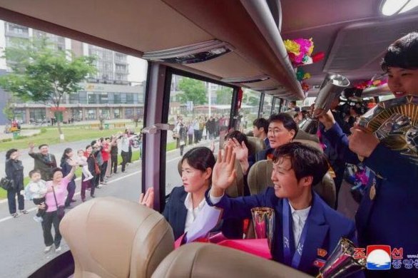 “我故乡”女足夺得亚冠冠军返回朝鲜，在平壤进行大巴游行