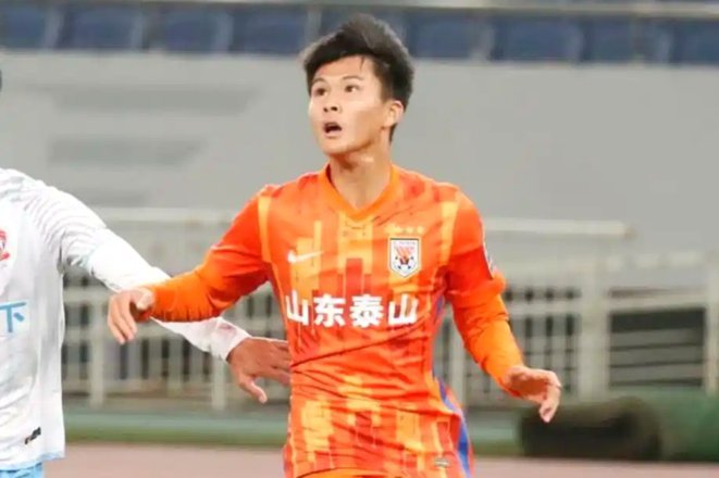 陈泽仕与依木兰同时首发解困山东泰山中场