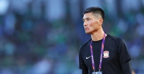 看了几场邵佳一的国家队 他的战术思路是什么？