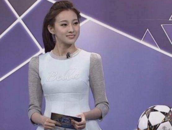 DAZN女主持报道比赛晒美照，球迷评论：世界杯就属你最亮眼