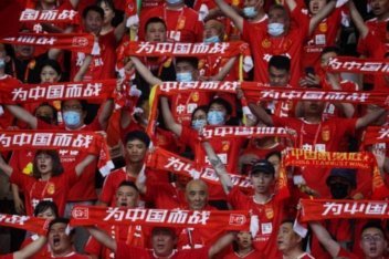 某些球迷时而宽宏大量，时而严苛无比，这到底是为什么？