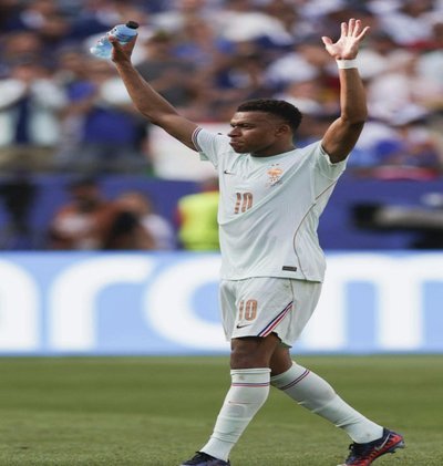 法国队对阵FIFA前10进球榜：姆巴佩18球断档第一，本泽马8球