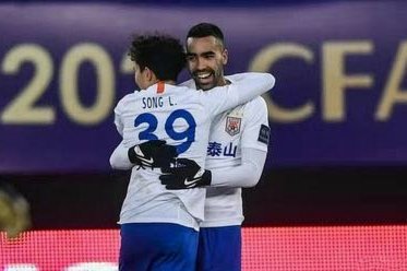 半场：山东泰山3-1云南玉昆，买乌郎破僵，泽卡双响