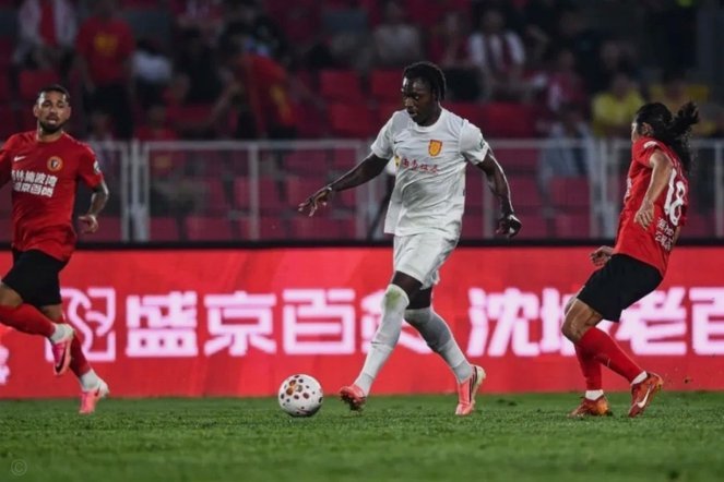 半场：铁人2-0申花，热菲尼奥破门，邦本宜裕点射